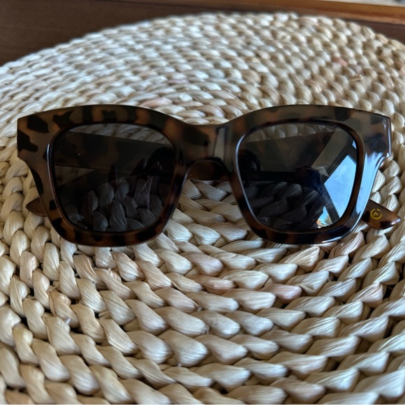 French Connection sunglasses - Picture 4 of 6